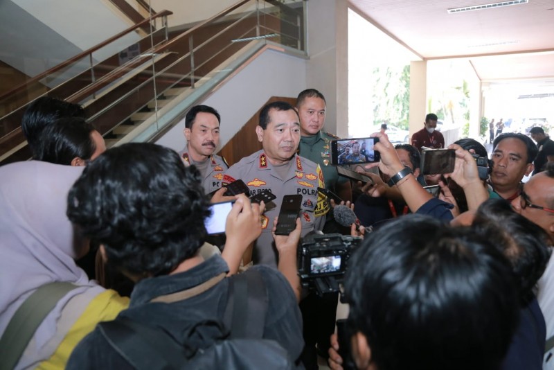 Foto Kapolda NTB, Irjen Pol. Raden Umar Faroq, S.H., M.Hum. saat Konferensi Pers setelah Rapat Koordinasi Lintas Sektoral (Rakor Linsek) yang digelar pada Kamis (5/9/2024) di Lombok Raya Hotel, Kota Mataram (Sumber: Humas Polda NTB) 